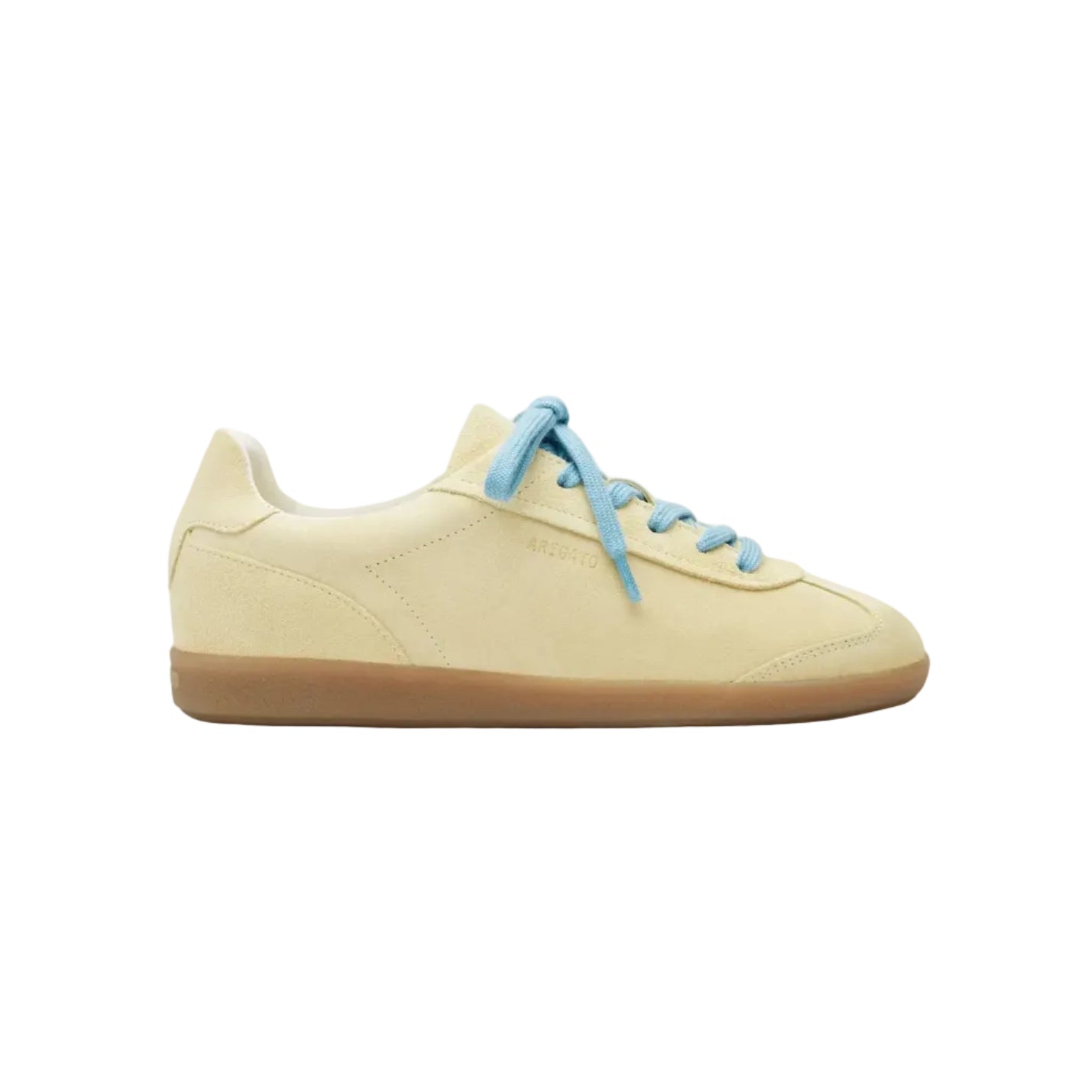 Zapatilla Axel Arigato Zane en ante amarillo claro con cordones azules y suela gum, vista de perfil