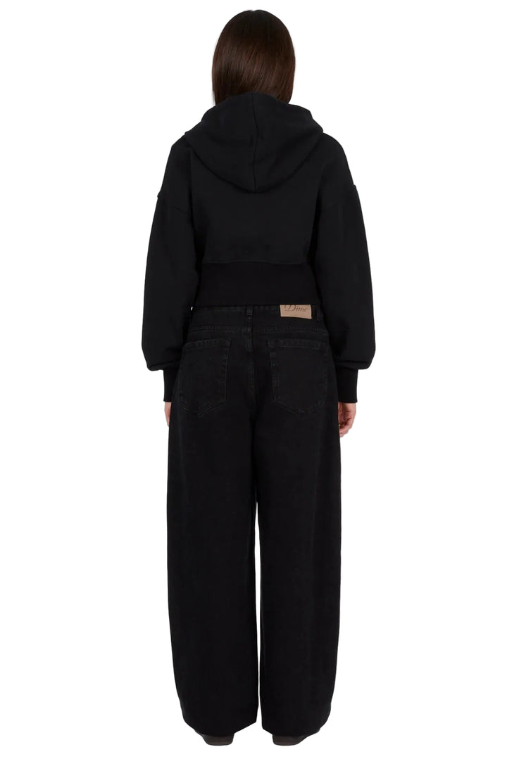 Modelo con sudadera Dime Cropped Zip Hoodie negra, vista de espalda