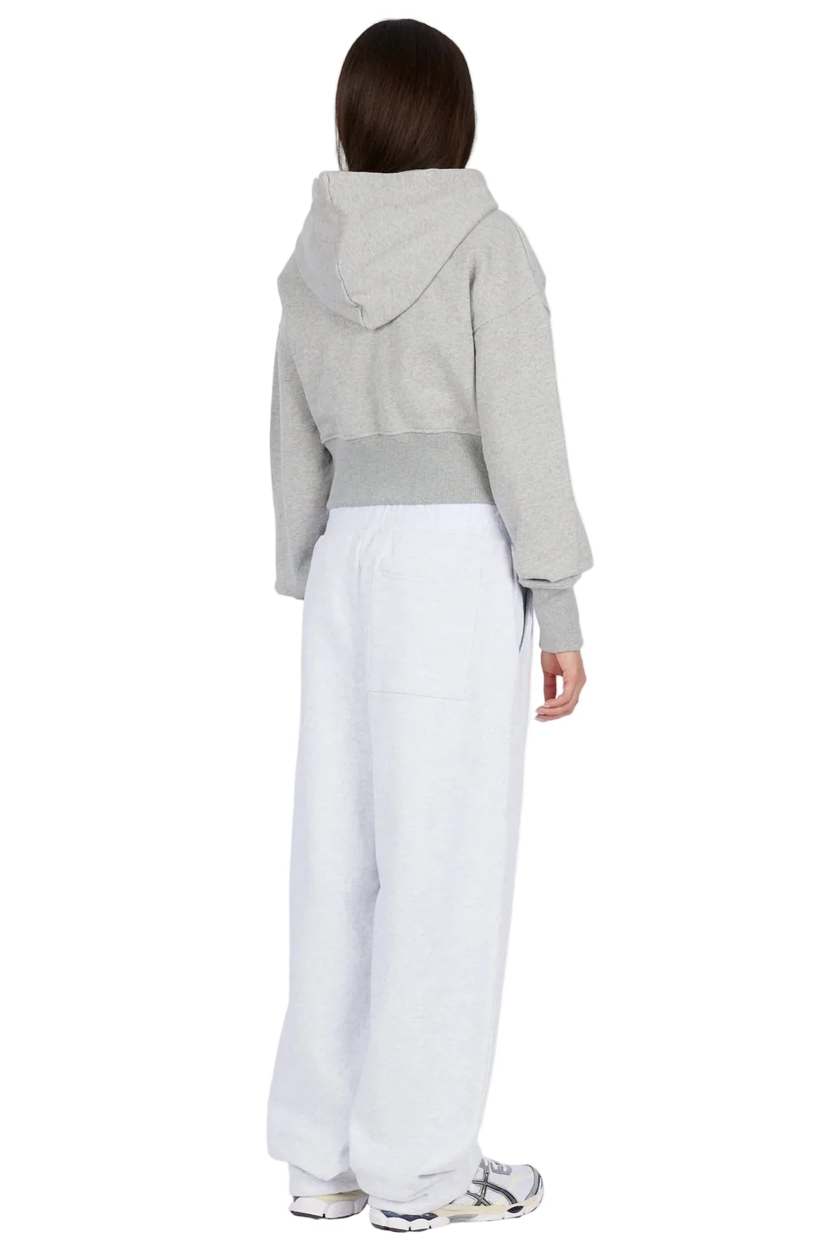 Modelo con sudadera Dime Cropped Zip Hoodie gris jaspeado, vista de espalda