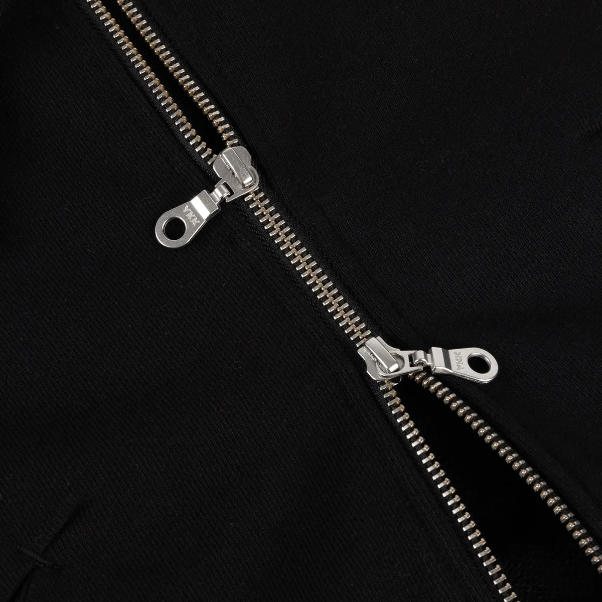 Detalle de la cremallera YKK de doble corredera de la sudadera Dime negra