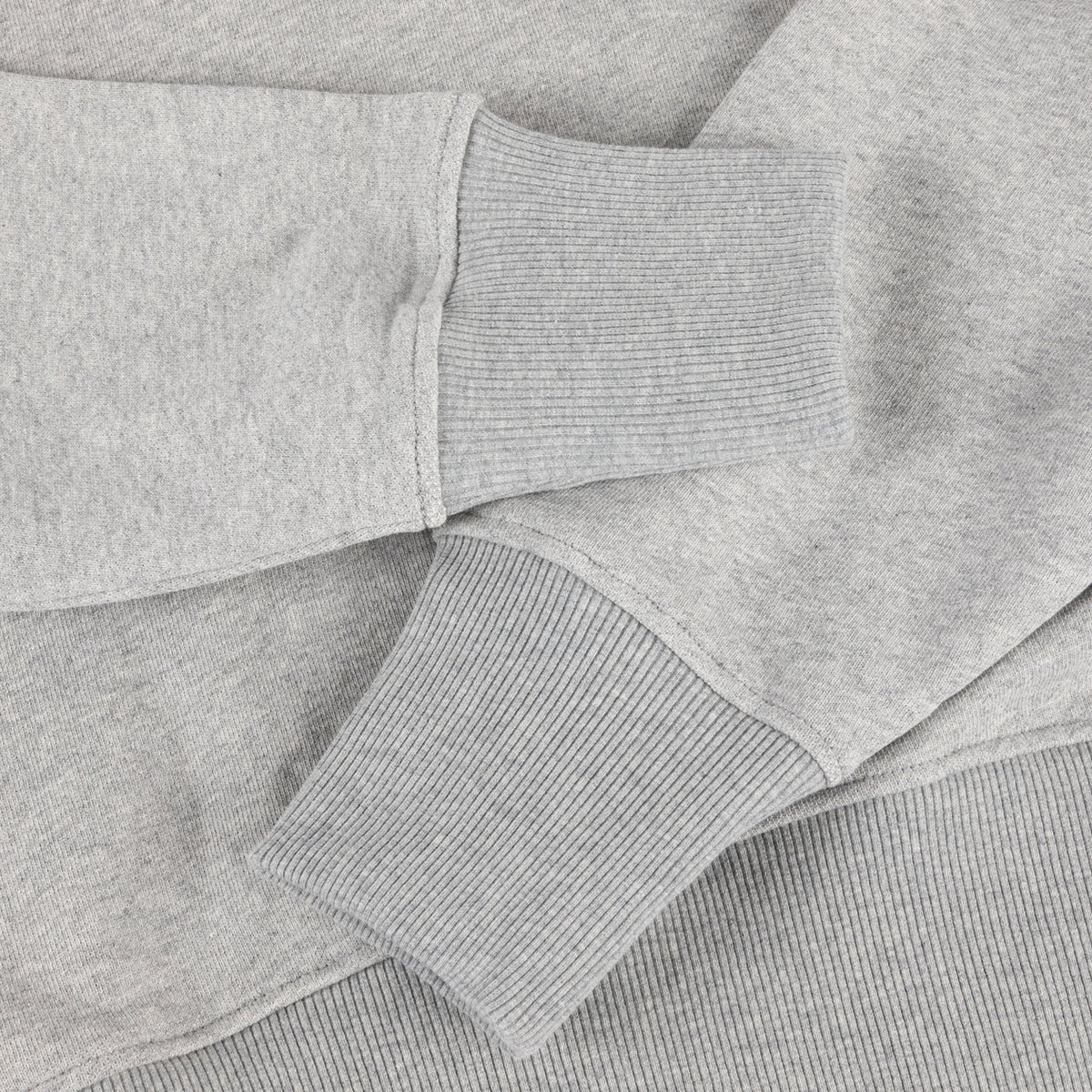 Detalle del puño y bajo en canalé de la sudadera Dime Cropped gris jaspeado