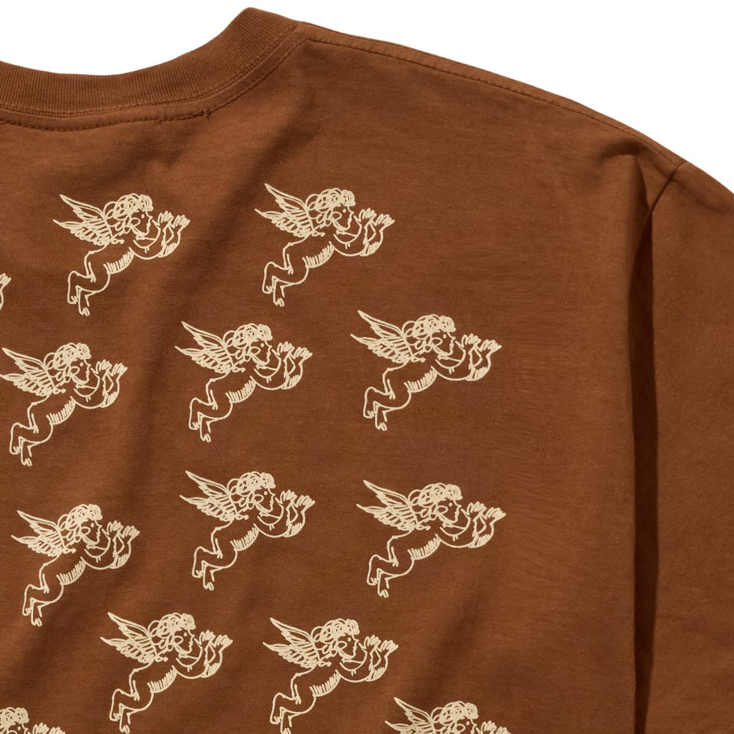 Detalle del estampado de querubines en crema en la espalda de la camiseta Awake NY Angelic marrón