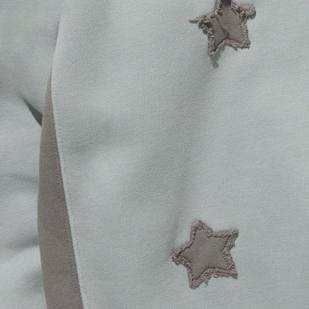 Detalle de los apliques de estrellas en la sudadera Awake NY Starry