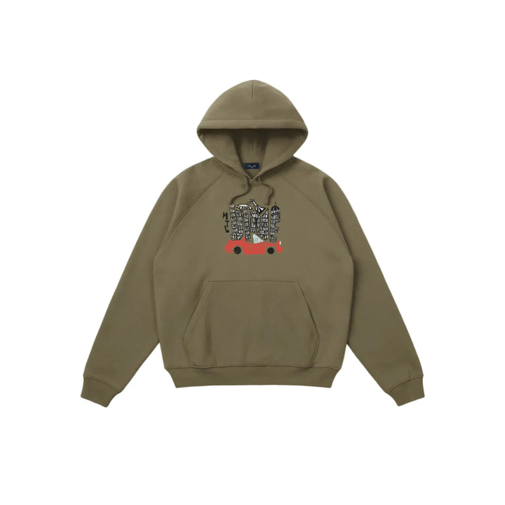Sudadera con capucha Dime Ville verde hiedra con gráfico de coche rojo y edificios estampado en el pecho, vista frontal