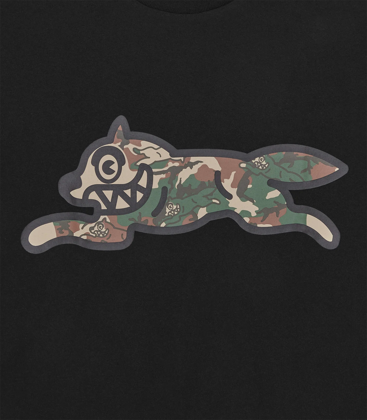 Detalle del Running Dog en camuflaje verde sobre la camiseta ICECREAM negra