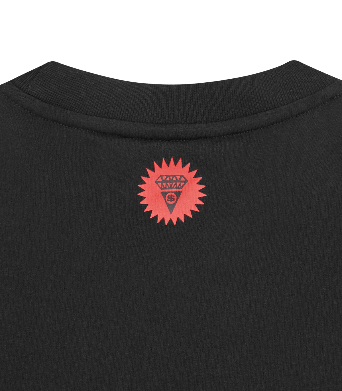 Detalle del cuello por detrás de la camiseta ICECREAM negra con pequeño logo en rojo