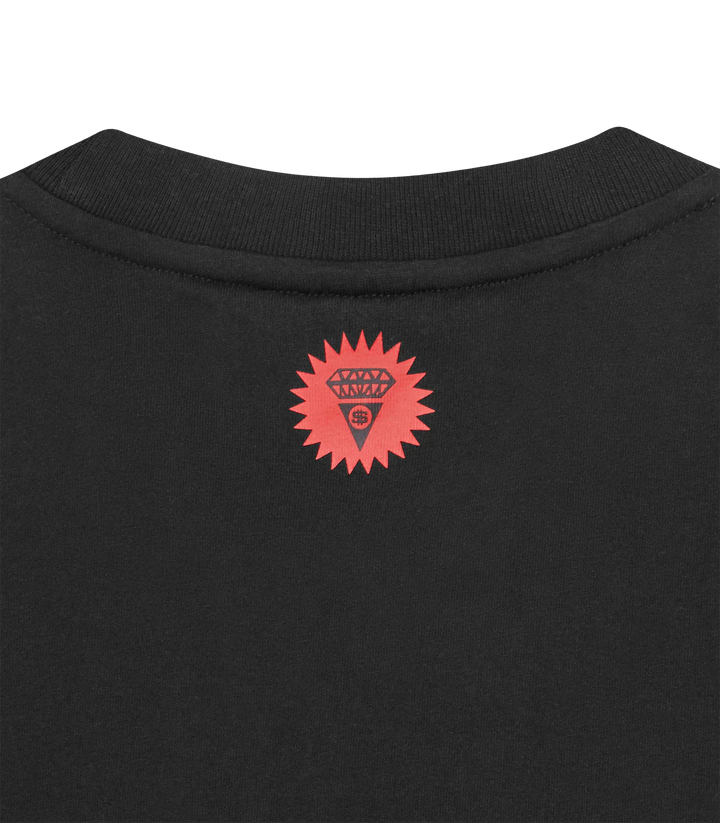 Detalle del cuello por detrás de la camiseta ICECREAM negra con pequeño logo en rojo