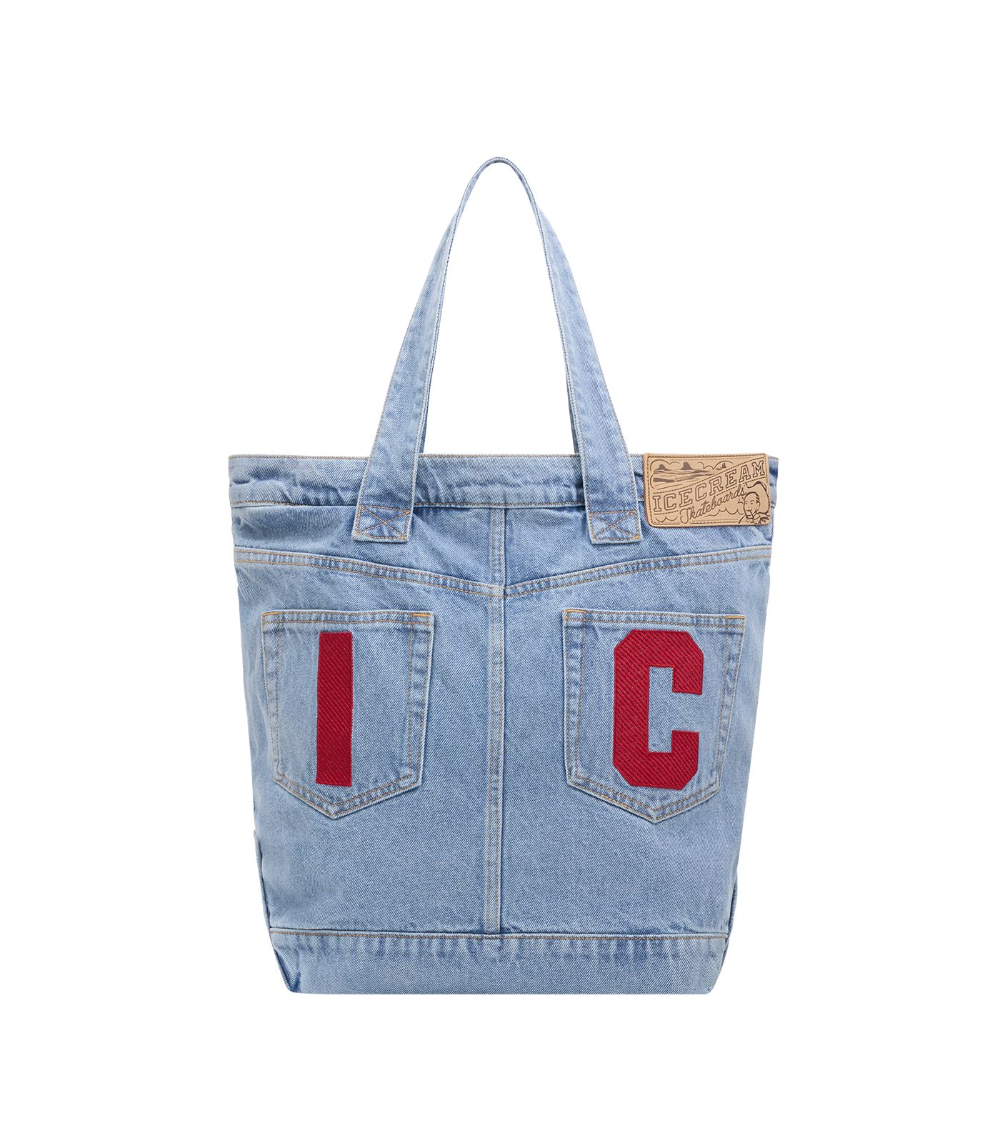 Detalle de bolsillos traseros con bordado ''IC'' en rojo Tote Bag de denim claro ICECREAM