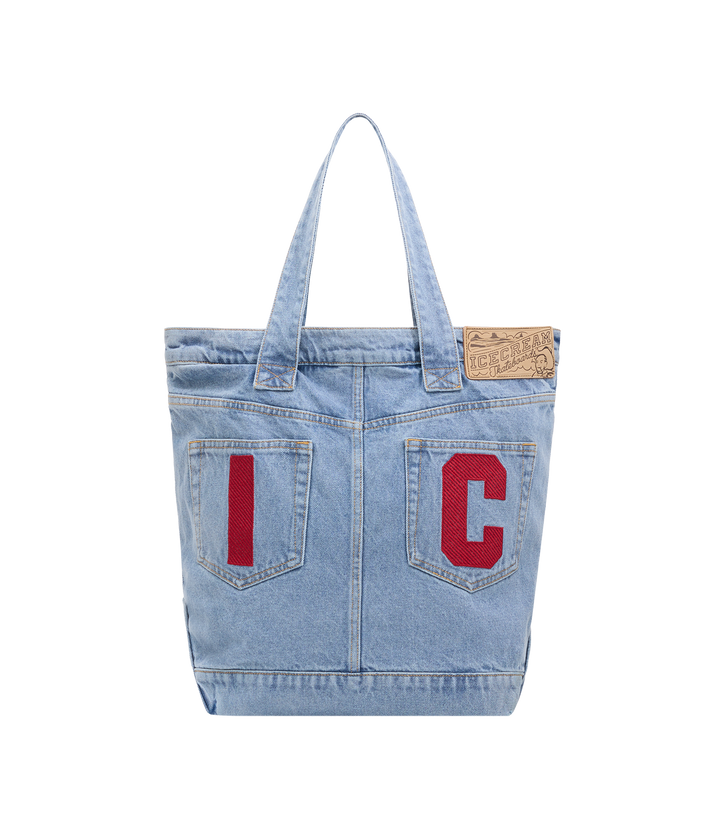 Detalle de bolsillos traseros con bordado ''IC'' en rojo Tote Bag de denim claro ICECREAM