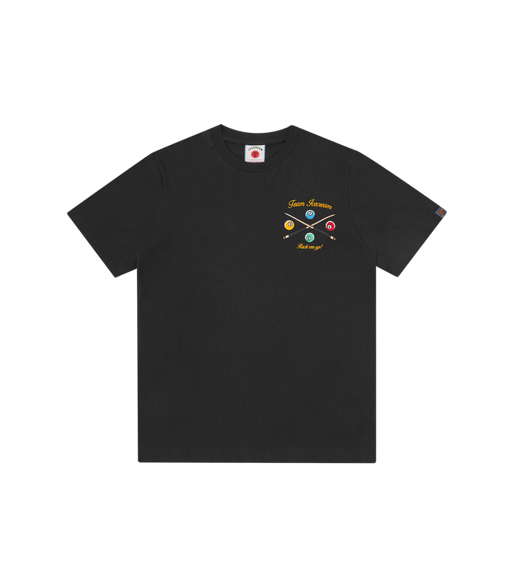 camiseta Trick Shot black de ICECREAM Spring 26''. Presenta un bordado ''Team ICECREAM'' en el pecho y en la espalda un gráfico serigrafiado que refleja el espíritu deportivo y creativo de la marca.