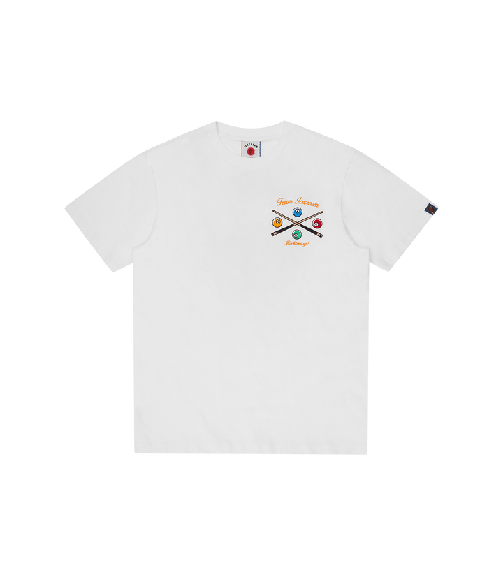 camiseta Trick Shot white de ICECREAM Spring 26''. Presenta un bordado ''Team ICECREAM'' en el pecho y en la espalda un gráfico serigrafiado que refleja el espíritu deportivo y creativo de la marca.