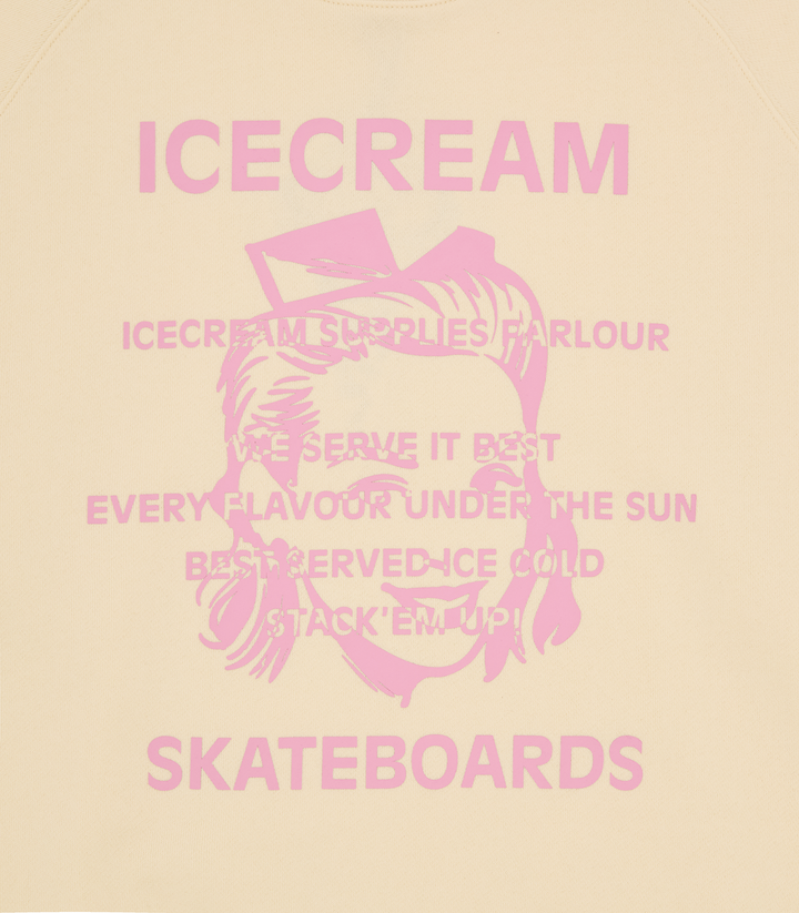 Detalle del gráfico ICECREAM Skateboards serigrafiado en rosa en el pecho de la sudadera ecru