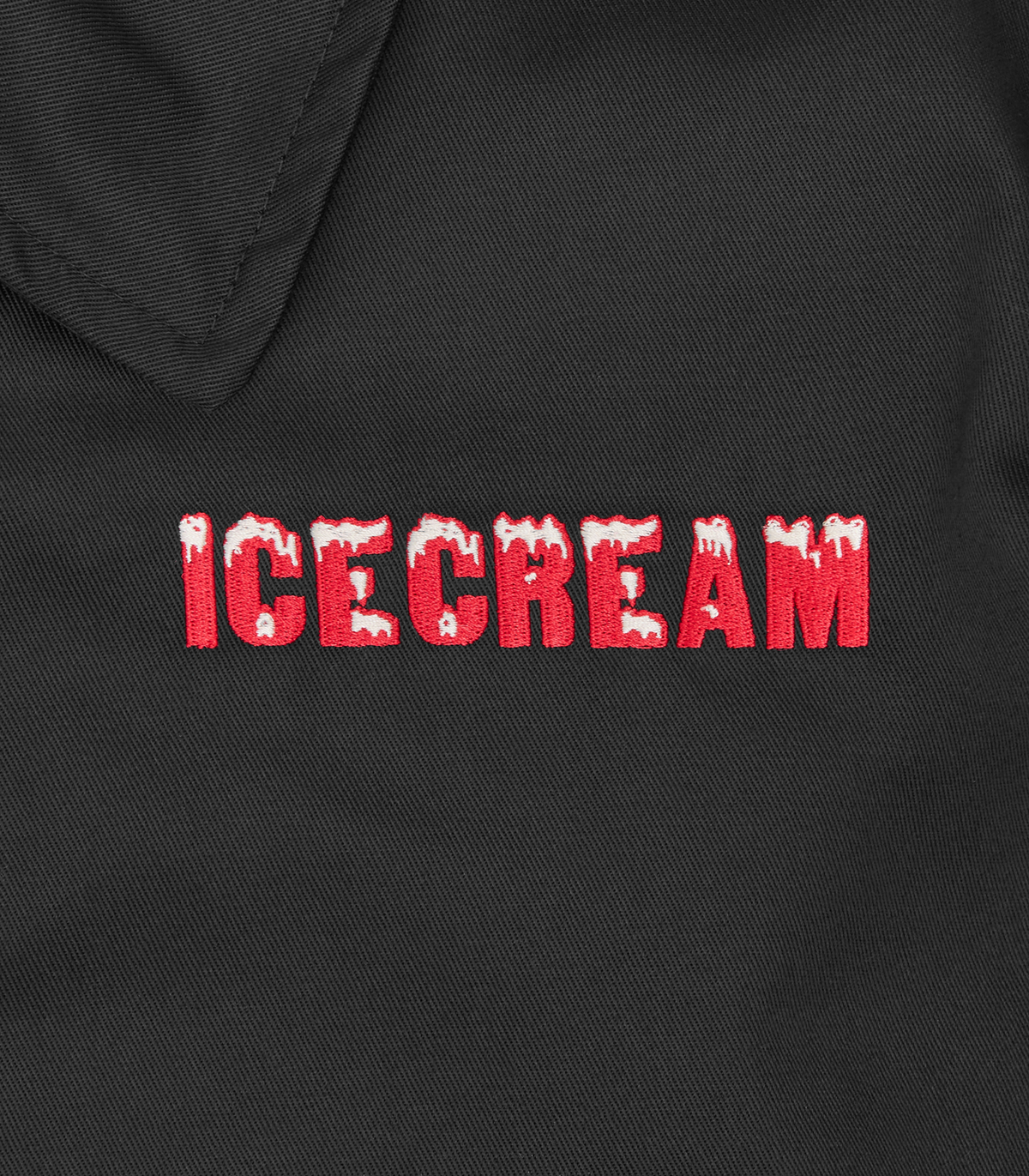 Detalle del logo ICECREAM bordado en rojo en pecho de la chaqueta negra