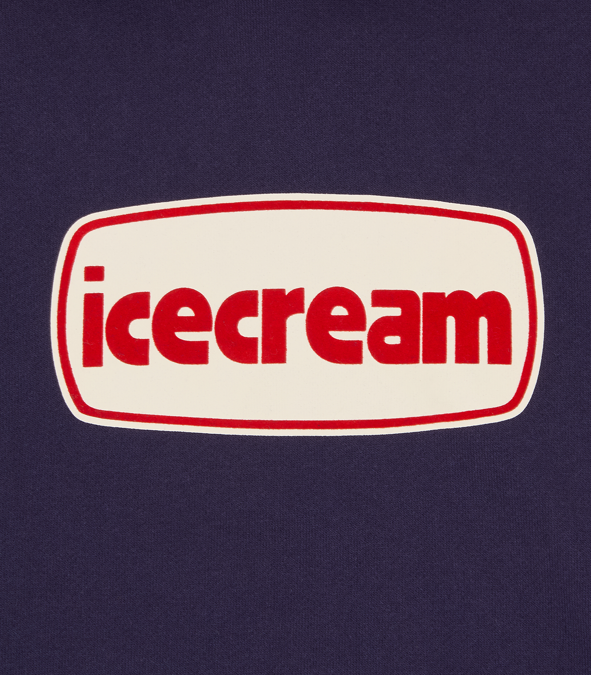 Detalle del logo icecream en rojo y crema sobre la sudadera ICECREAM azul marino