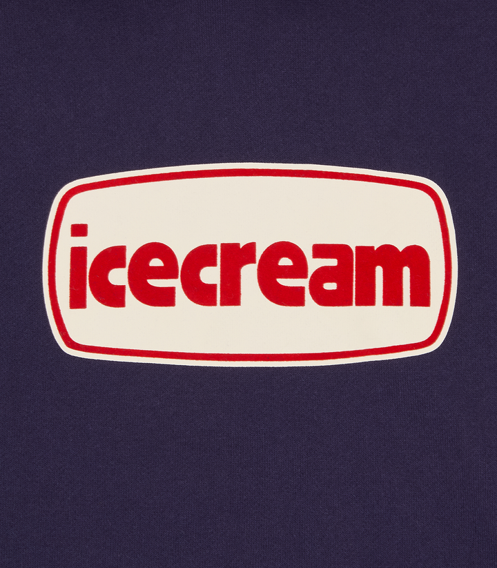 Detalle del logo icecream en rojo y crema sobre la sudadera ICECREAM azul marino