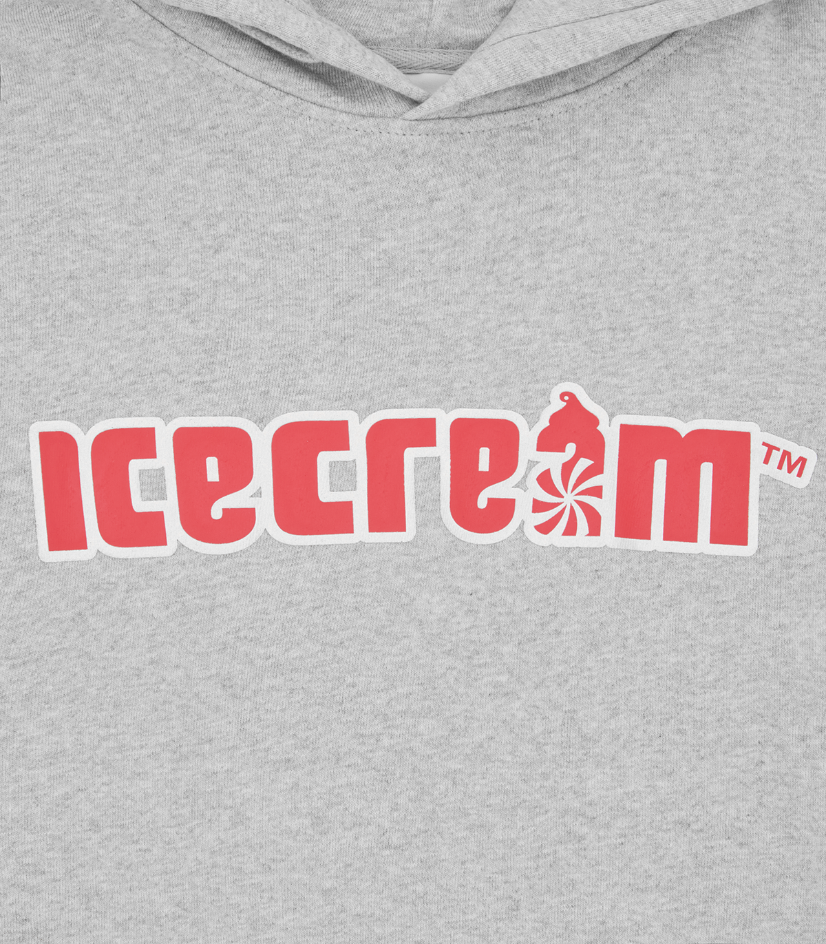 Detalle del gráfico ICECREAM Soft Serve serigrafiado en el pecho de la sudadera gris