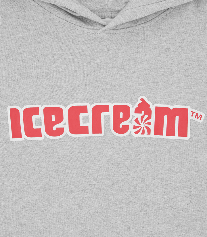 Detalle del gráfico ICECREAM Soft Serve serigrafiado en el pecho de la sudadera gris