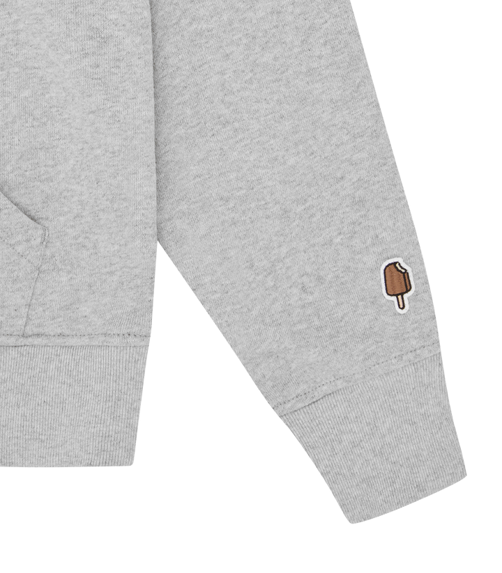 Detalle de la manga de la sudadera ICECREAM Soft Serve gris con el polo bordado