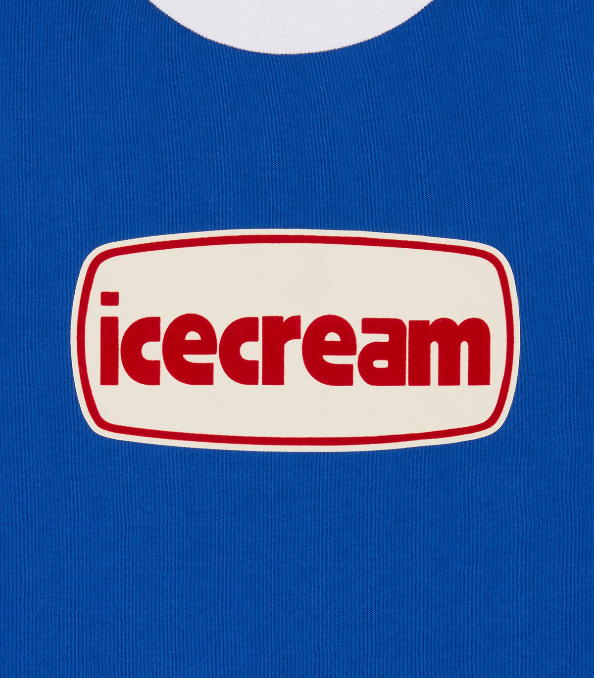 Detalle del logo icecream en rojo y crema sobre la camiseta ICECREAM azul