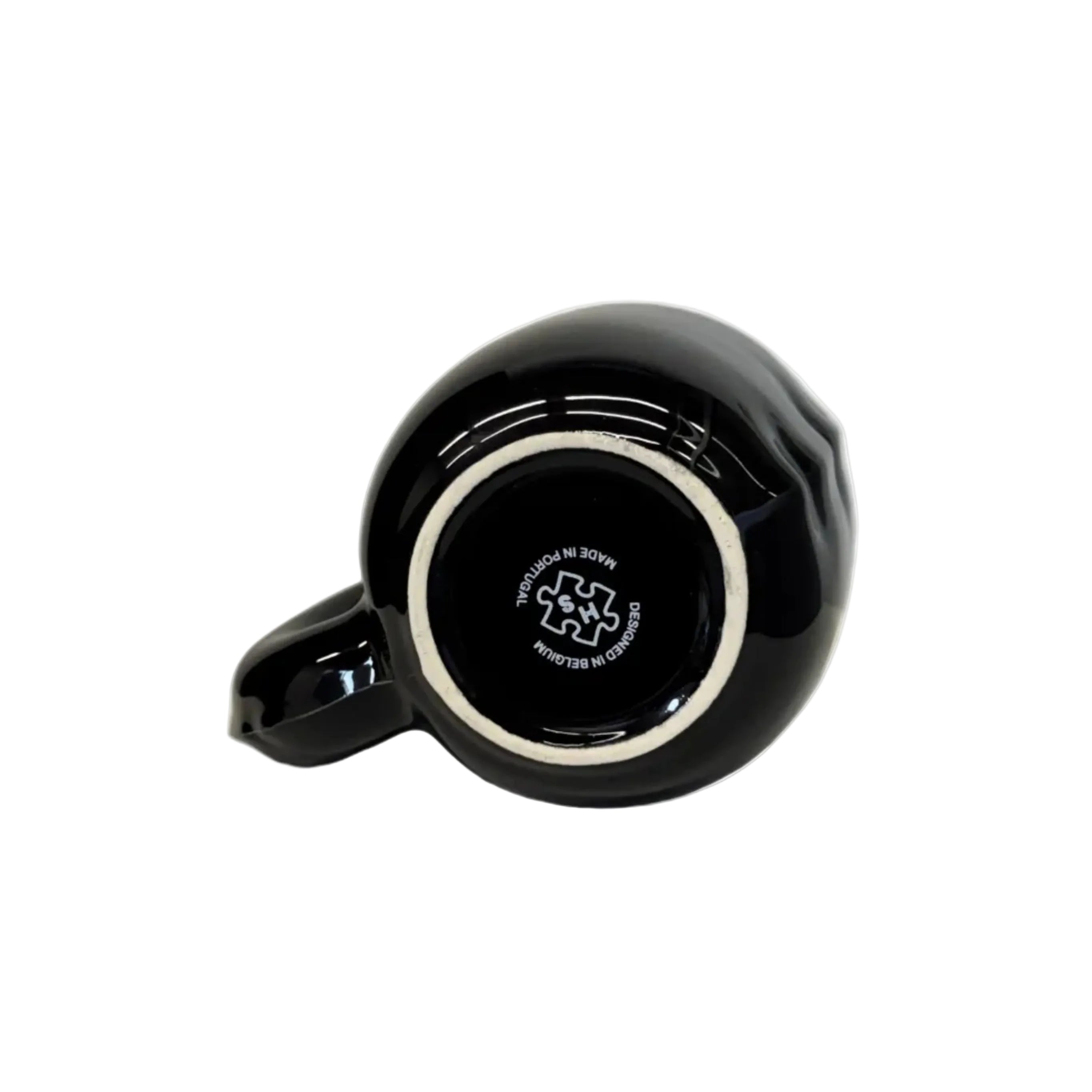 Taza GASTON de Home Studyo negra tumbada mostrando la base con el sello DESIGNED IN BELGIUM, logo HS y MADE IN PORTUGAL