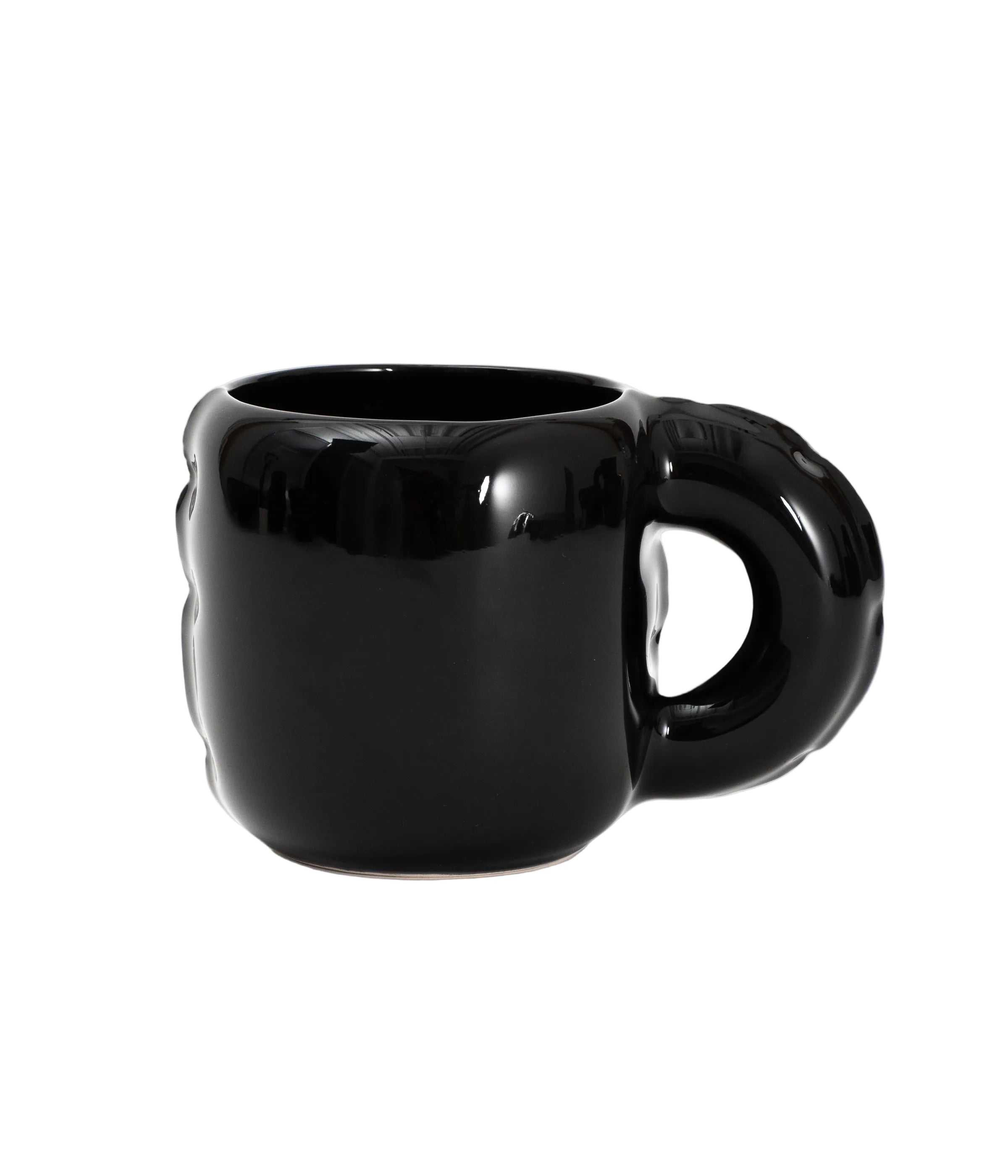 Taza GASTON de Home Studyo en cerámica negra brillante, cuerpo hinchado con pliegues, asa gruesa y acabado gloss, vista de tres cuartos