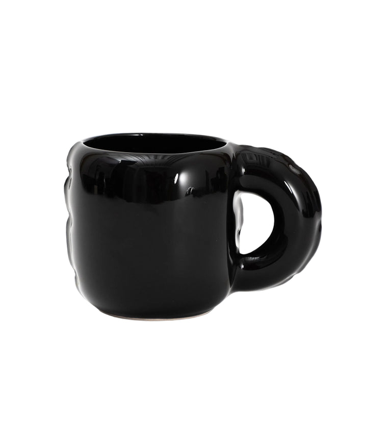 Taza GASTON de Home Studyo en cerámica negra brillante, cuerpo hinchado con pliegues, asa gruesa y acabado gloss, vista de tres cuartos