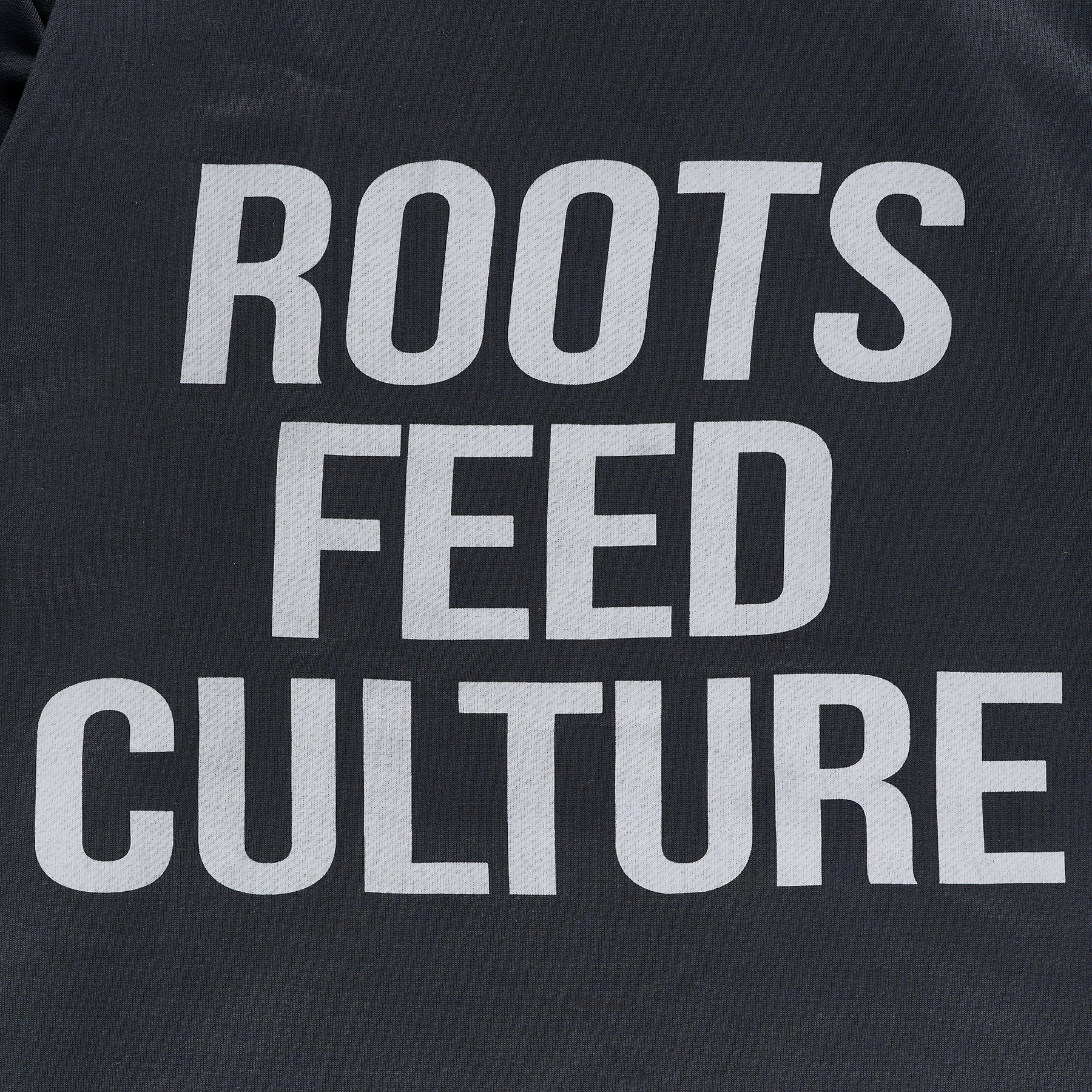 Detalle logo sudadera gris Aluxe Roots Feed Culture