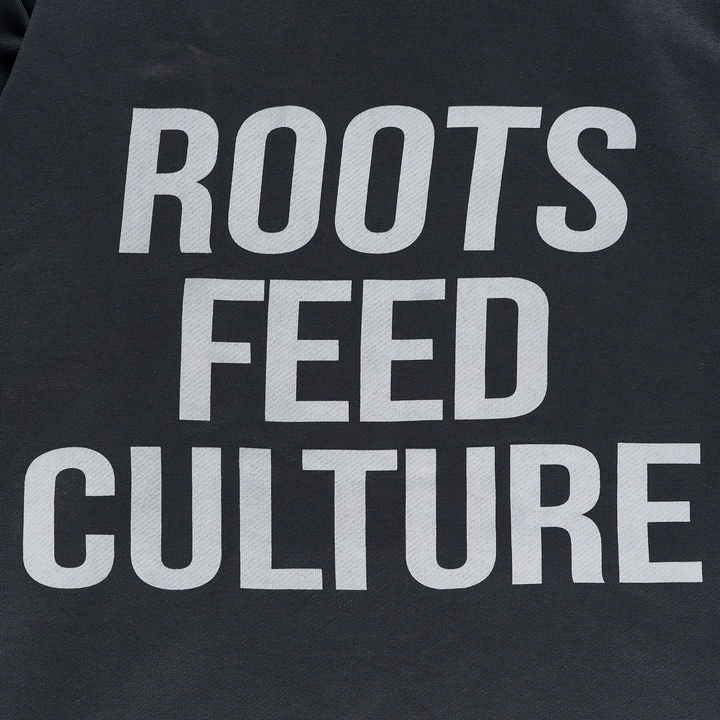 Detalle logo sudadera gris Aluxe Roots Feed Culture