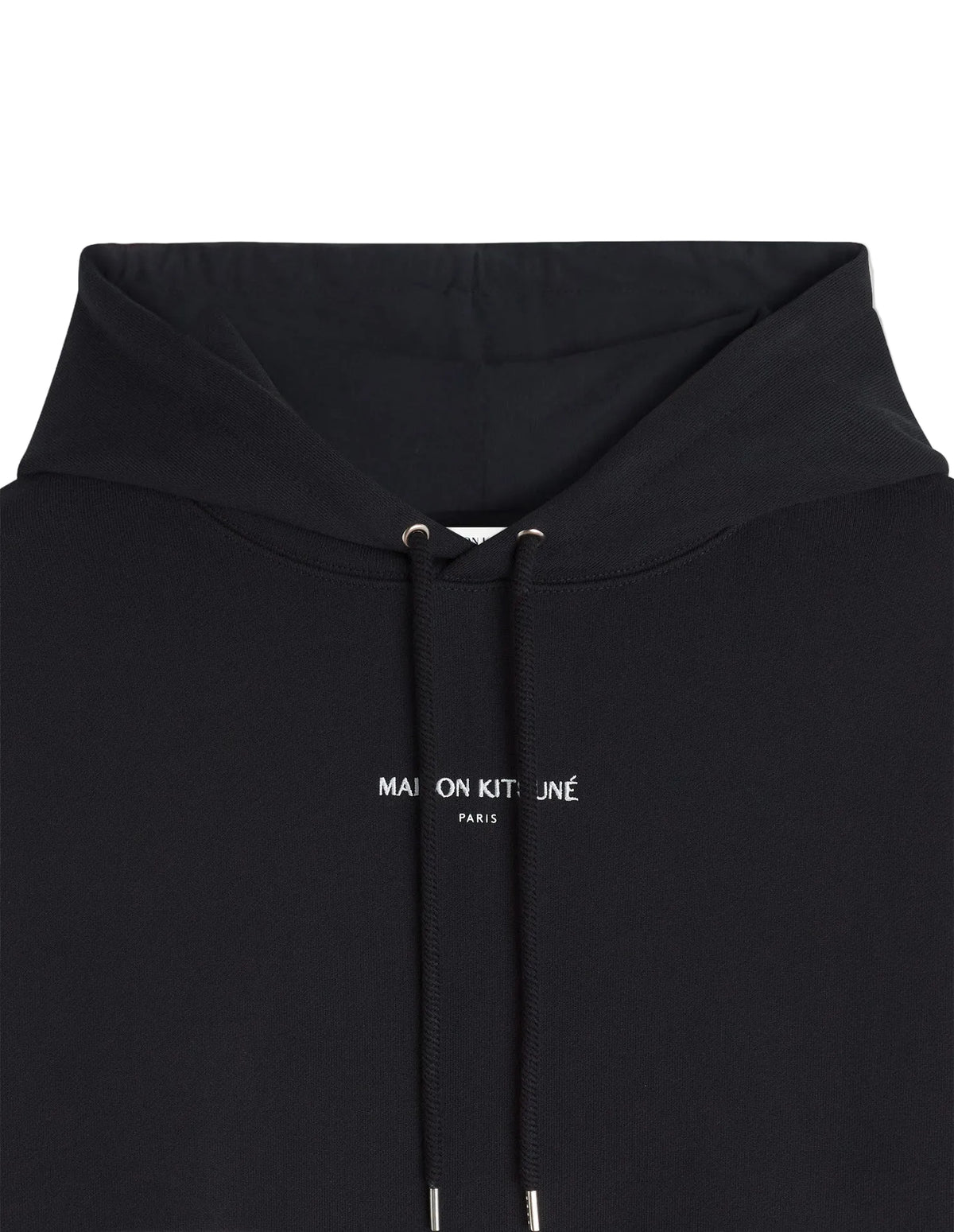 Detalle de la capucha con cordón y el logo Maison Kitsuné Paris de la sudadera negra