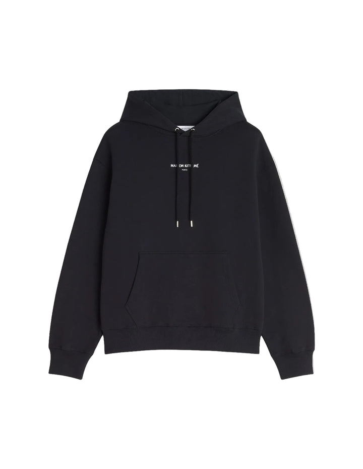 Sudadera con capucha Maison Kitsuné Paris Comfort negra con el logo Maison Kitsuné Paris en el centro del pecho, bolsillo canguro, vista frontal