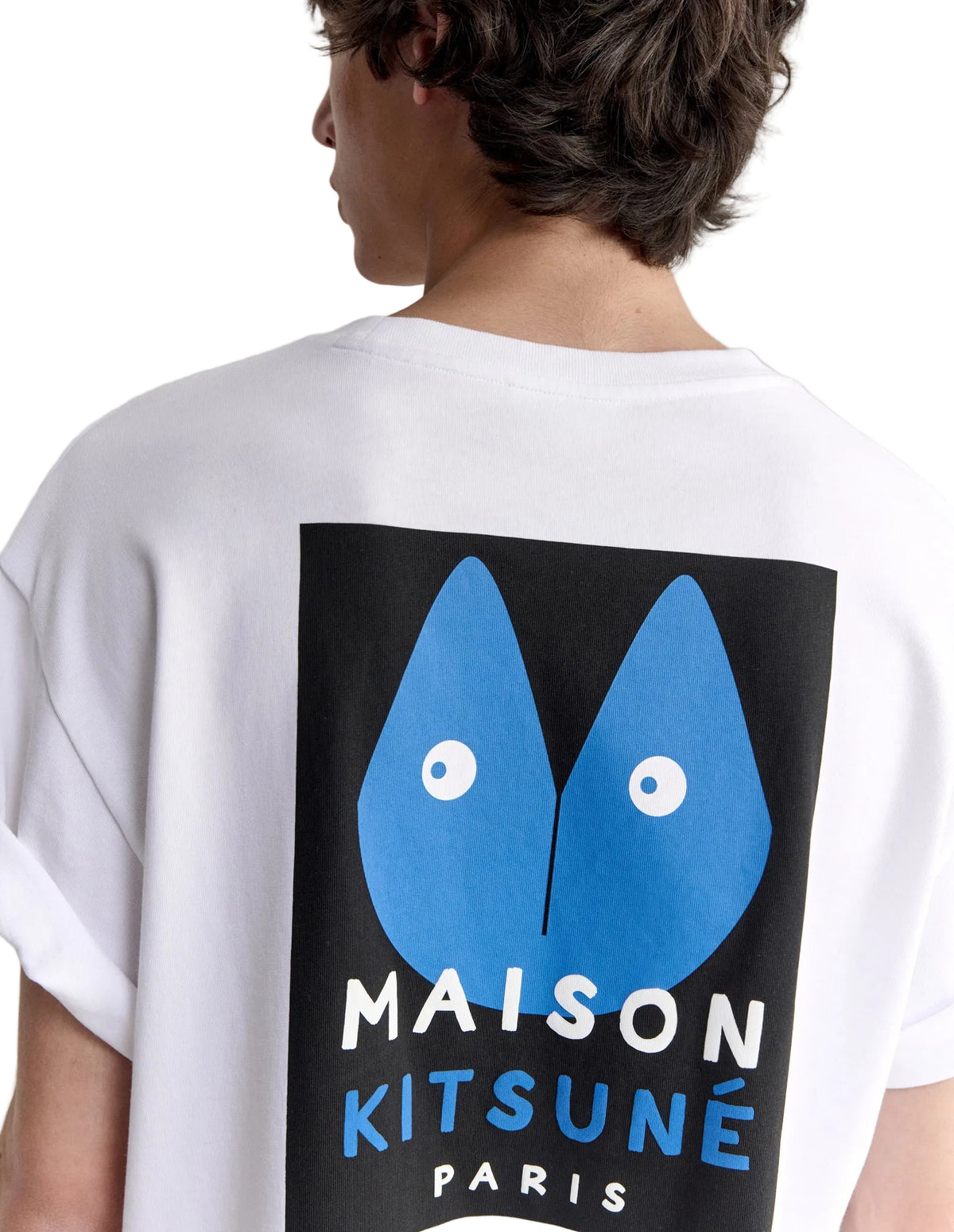 Detalle del estampado azul del zorro con MAISON KITSUNÉ PARIS en la espalda de la camiseta Fortune Fox blanca