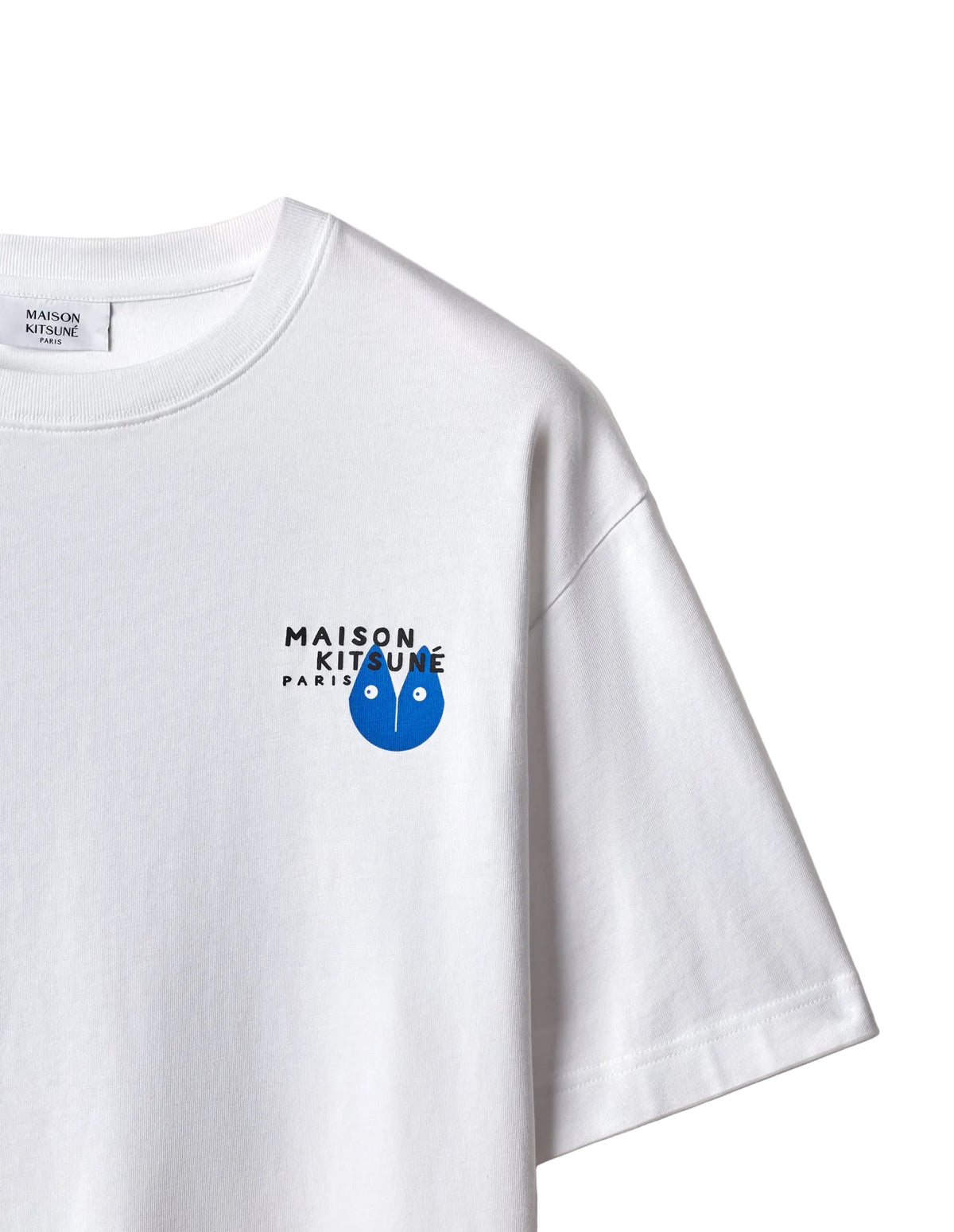 Detalle del gráfico del zorro en azul de la camiseta Maison Kitsuné Fortune Fox blanca