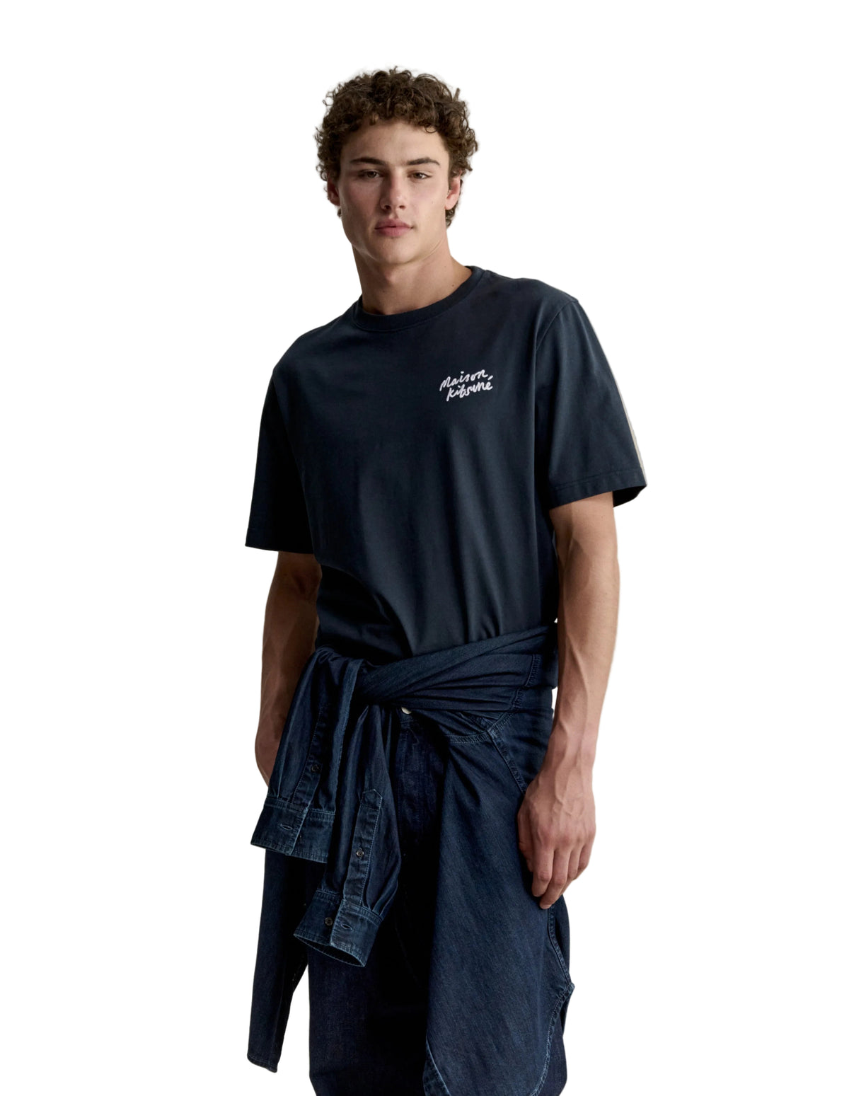 Hombre con la camiseta Maison Kitsuné Handwriting azul marino y sudadera atada a la cintura, look completo
