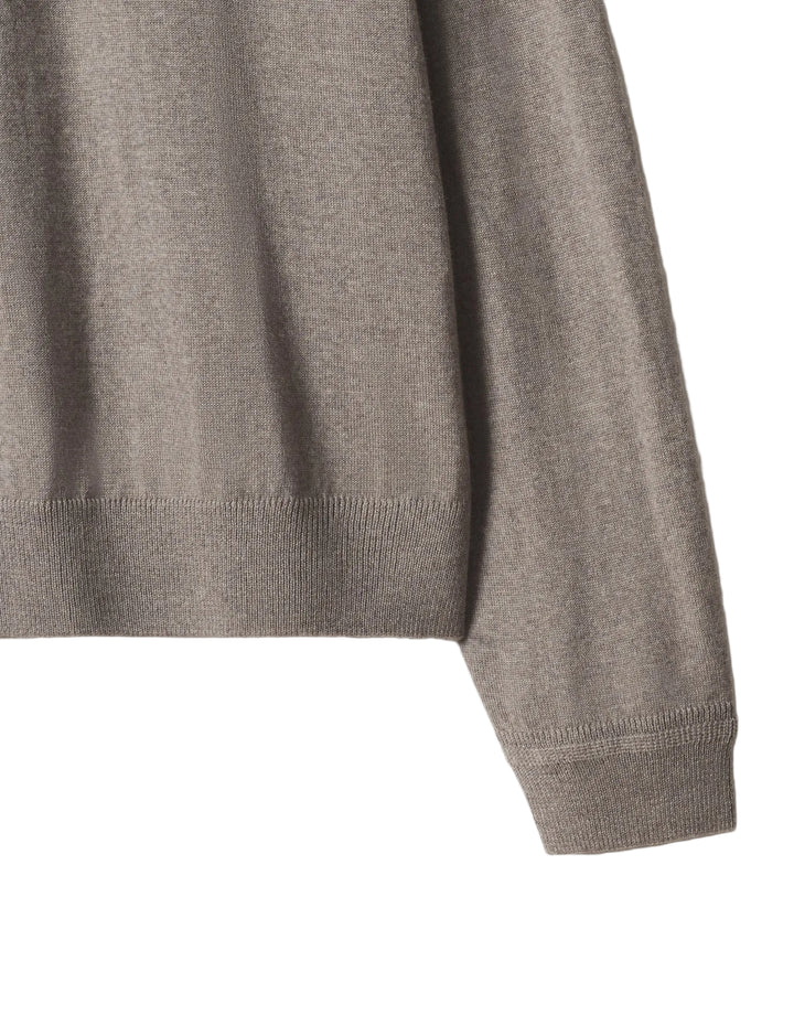 Detalle del puño acanalado y el tejido de punto del polo Maison Kitsuné beige