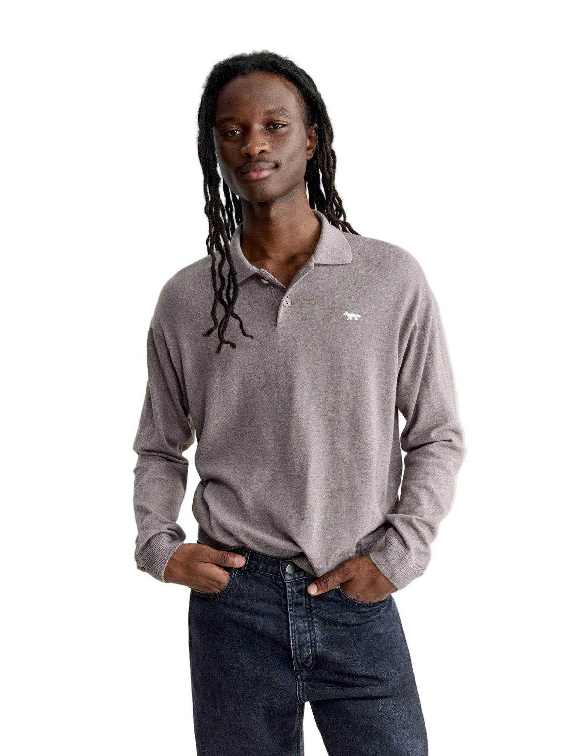 Hombre con el polo de punto Maison Kitsuné beige de manga larga y vaqueros oscuros, look completo