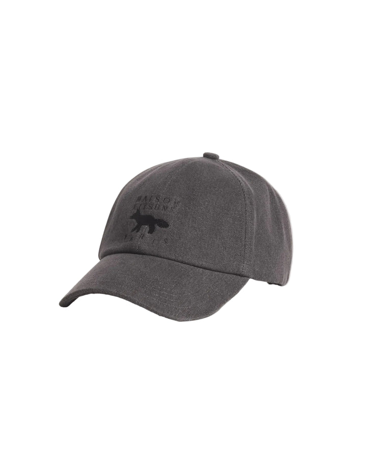 Gorra Maison Kitsuné Profile Fox en denim gris lavado con el zorro bordado en el frontal, vista en tres cuartos