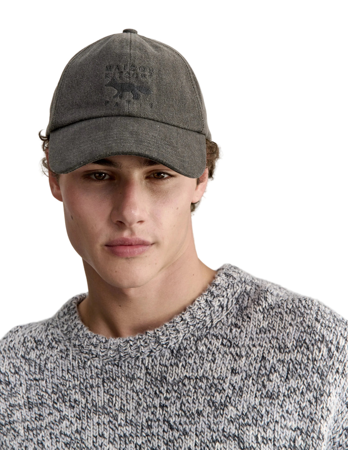 Hombre con la gorra Maison Kitsuné Profile Fox de denim gris y jersey, plano de medio cuerpo