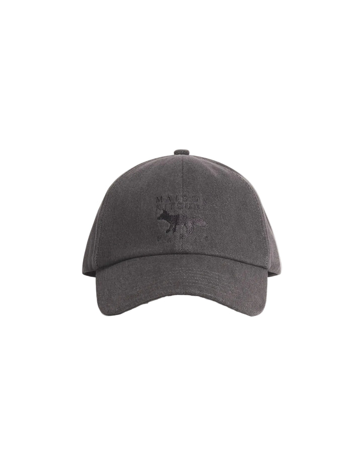 Gorra Maison Kitsuné Profile Fox en denim gris lavado con el zorro bordado tono sobre tono en el frontal, vista frontal