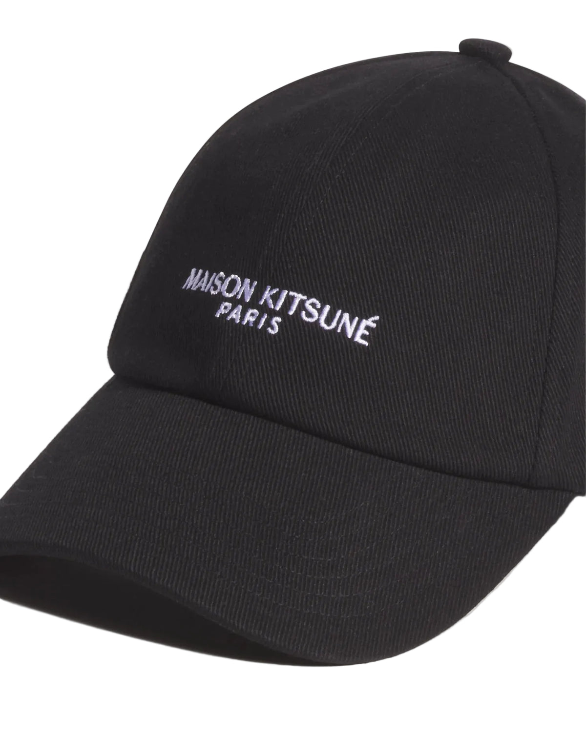 Gorra Maison Kitsuné Paris negra con logo bordado en el frontal, vista en tres cuartos