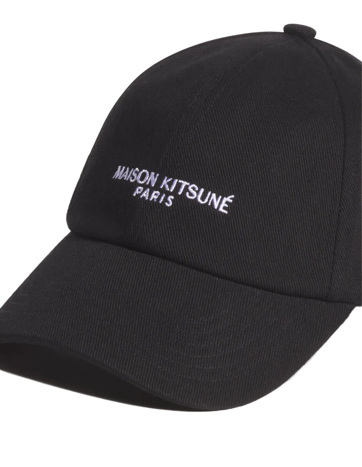 Gorra Maison Kitsuné Paris negra con logo bordado en el frontal, vista en tres cuartos