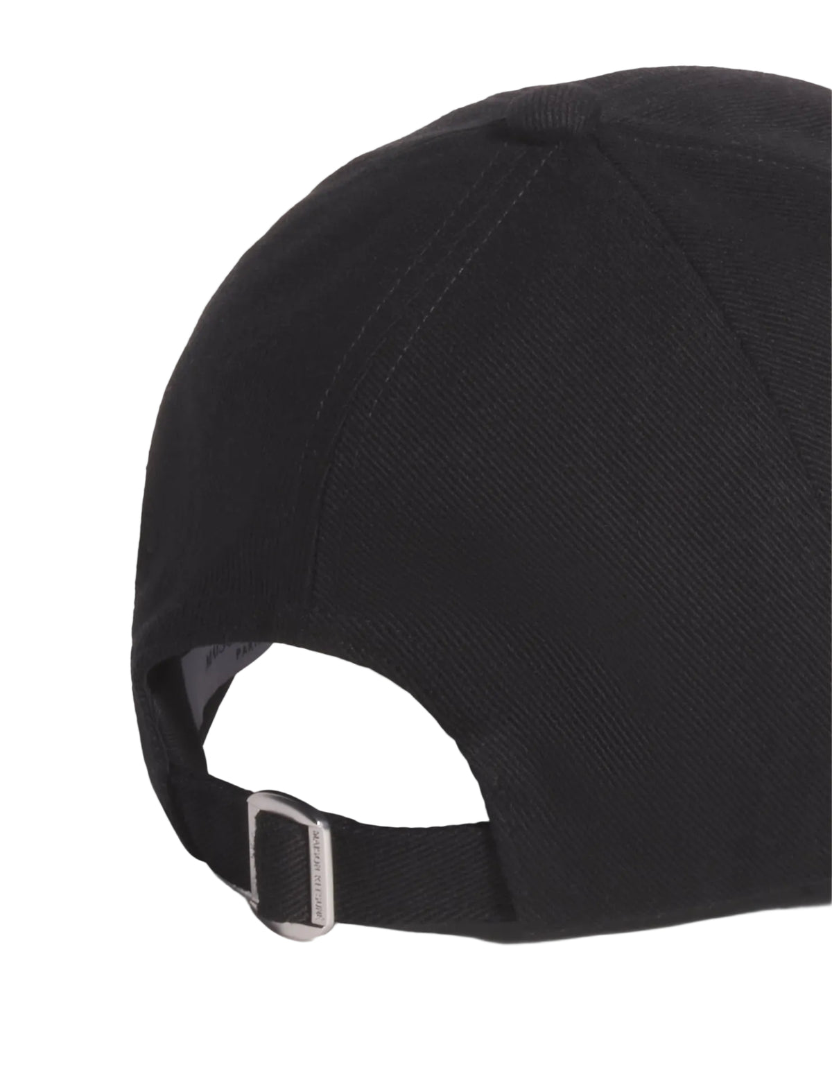 Espalda de la gorra Maison Kitsuné Paris negra con cierre ajustable, vista trasera