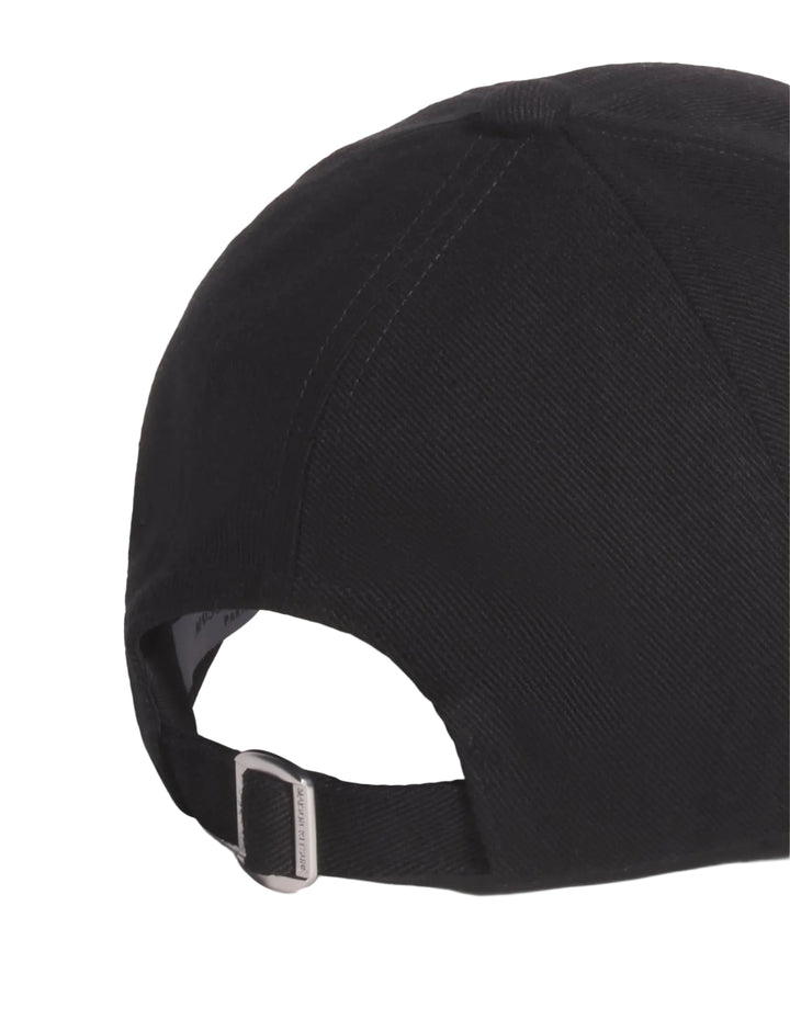 Espalda de la gorra Maison Kitsuné Paris negra con cierre ajustable, vista trasera