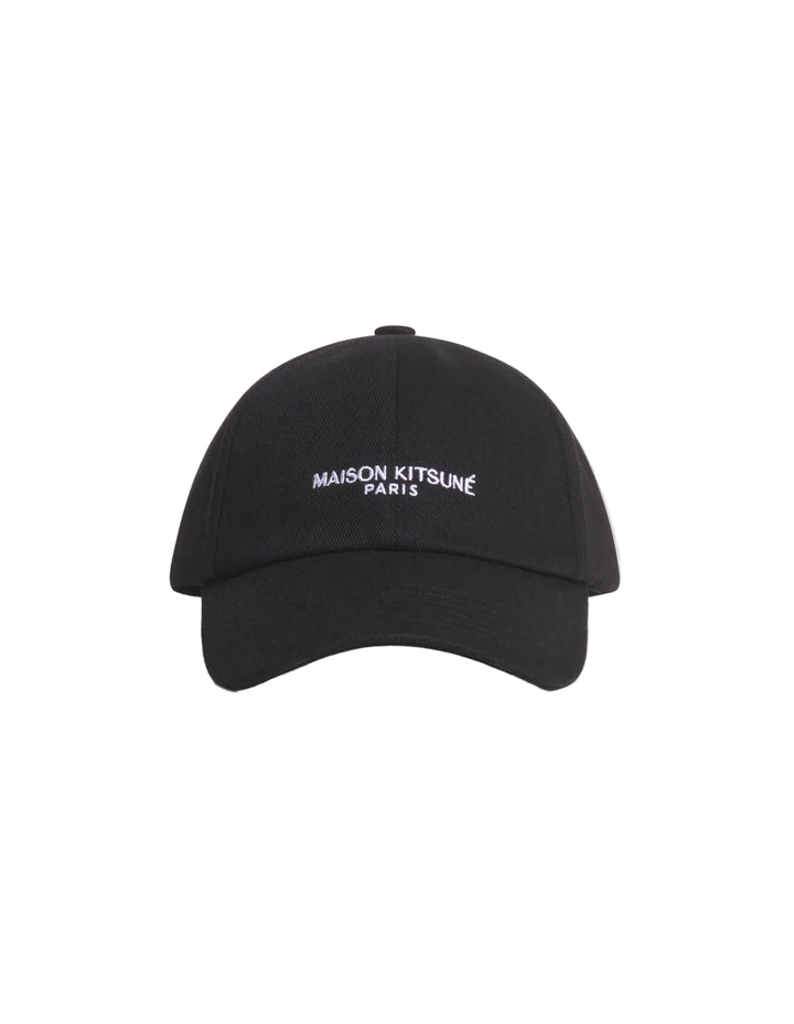 Gorra Maison Kitsuné Paris negra con MAISON KITSUNÉ PARIS bordado en el frontal, vista frontal