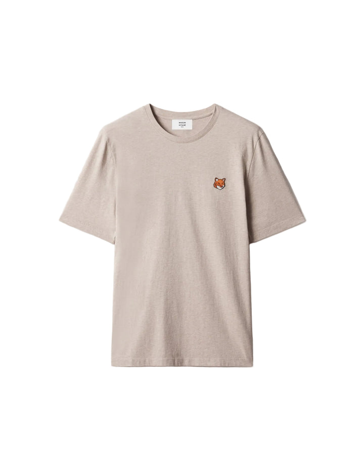 Camiseta Maison Kitsuné Fox Head beige con parche del zorro bordado a color en el pecho, vista frontal