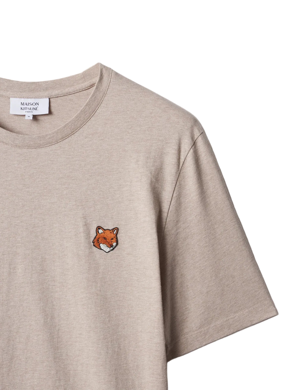 Detalle del parche del zorro bordado a color sobre la camiseta Maison Kitsuné Fox Head beige