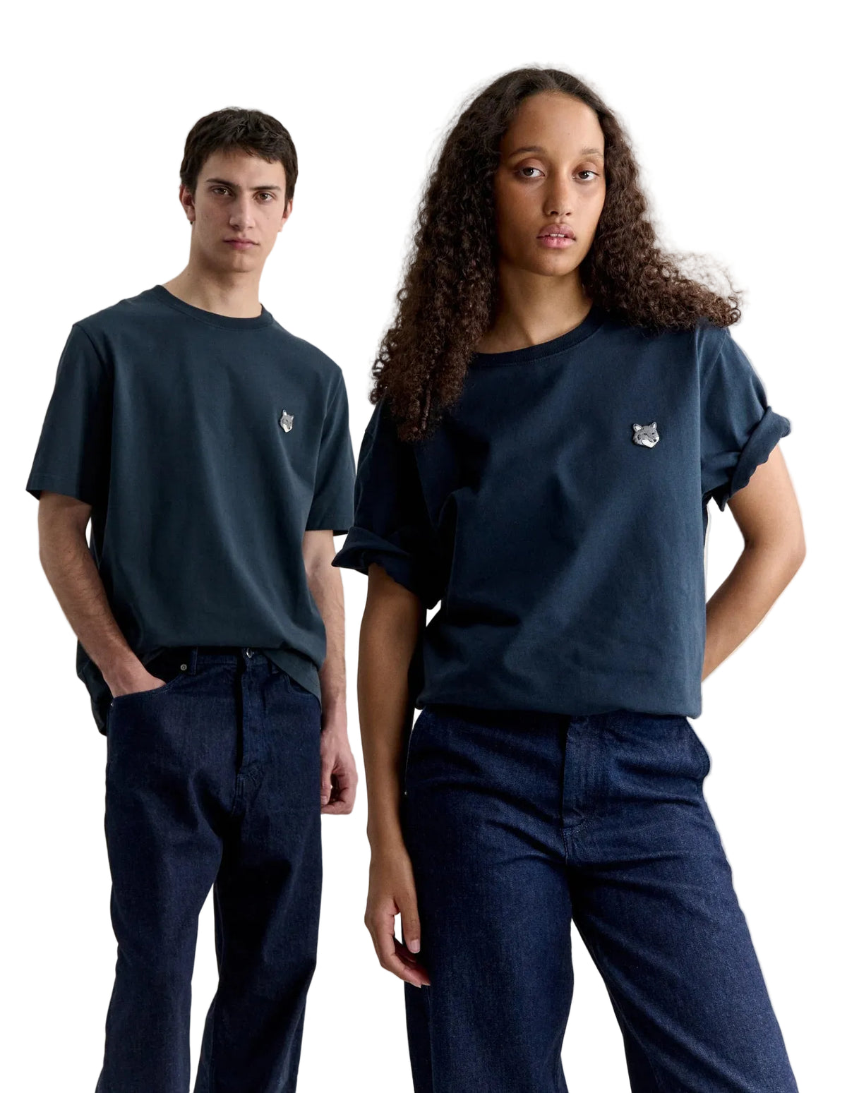 Dos personas con la camiseta Maison Kitsuné Fox Head azul marino y pantalón a juego, look completo