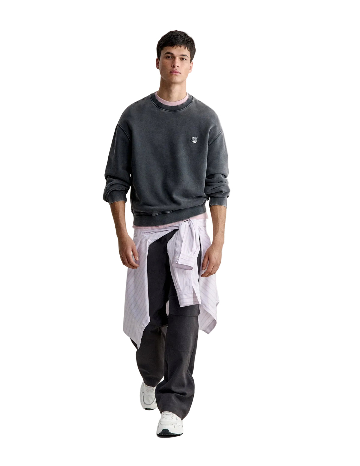 Hombre con la sudadera Maison Kitsuné Fox Head Faded gris caminando, cuerpo entero