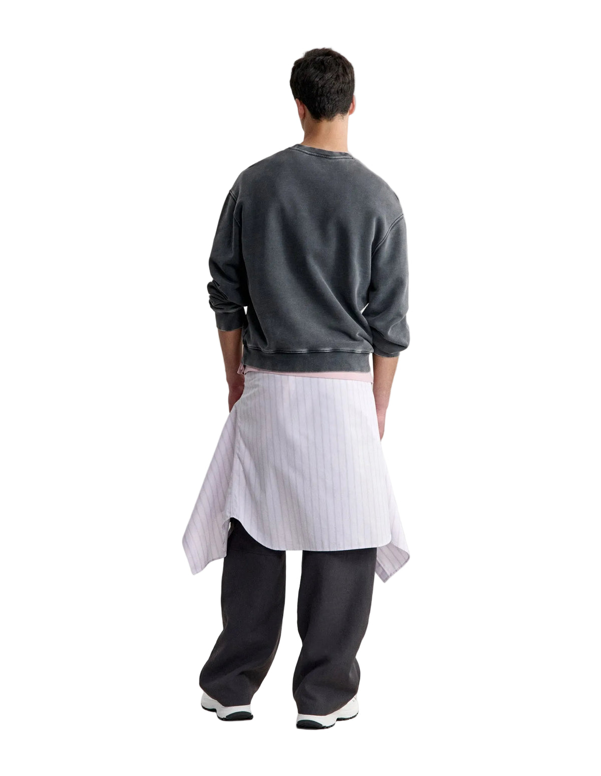 Hombre de espaldas con la sudadera Maison Kitsuné Fox Head Faded gris, cuerpo entero