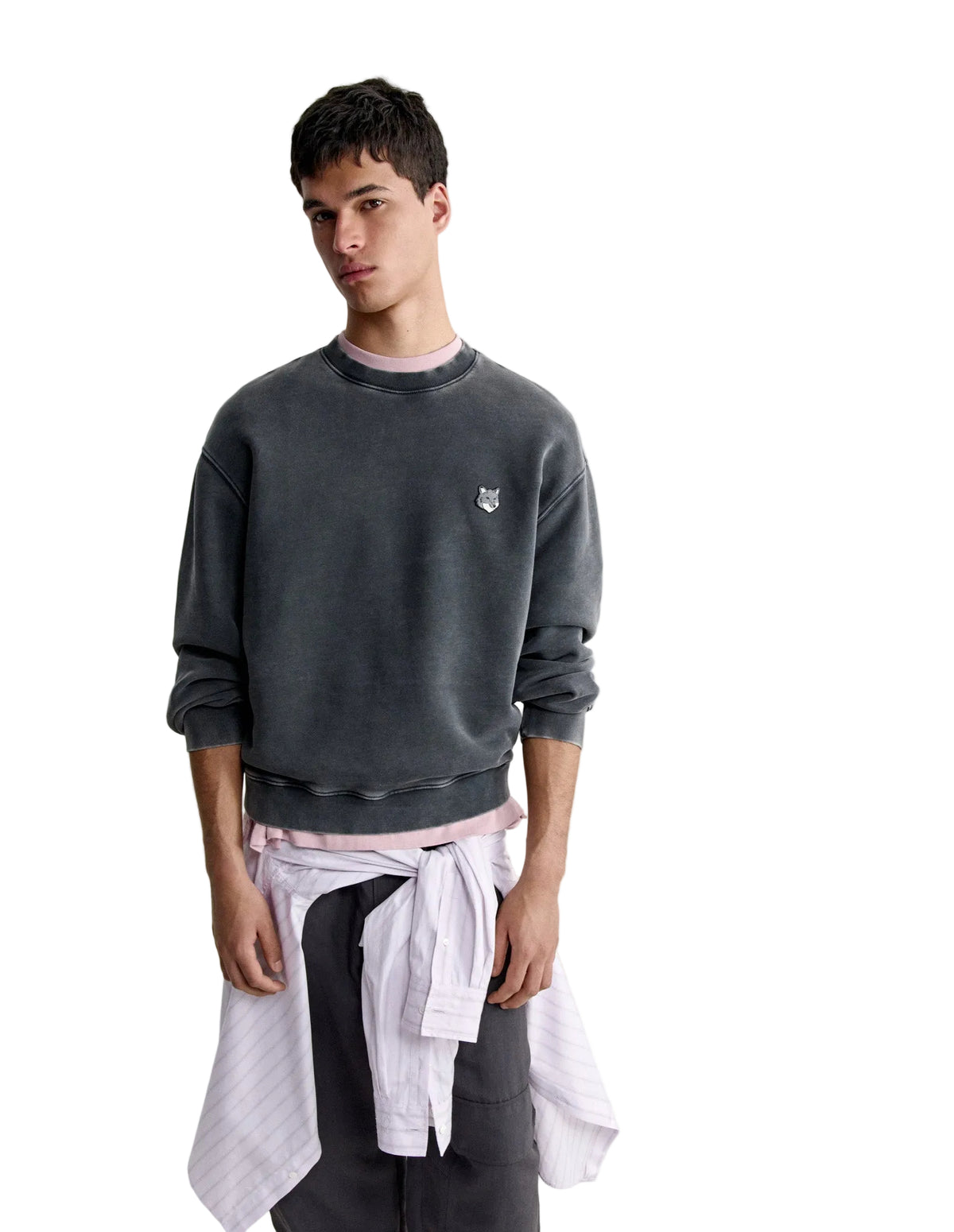 Hombre con la sudadera Maison Kitsuné Fox Head Faded gris y prenda atada a la cintura, look completo