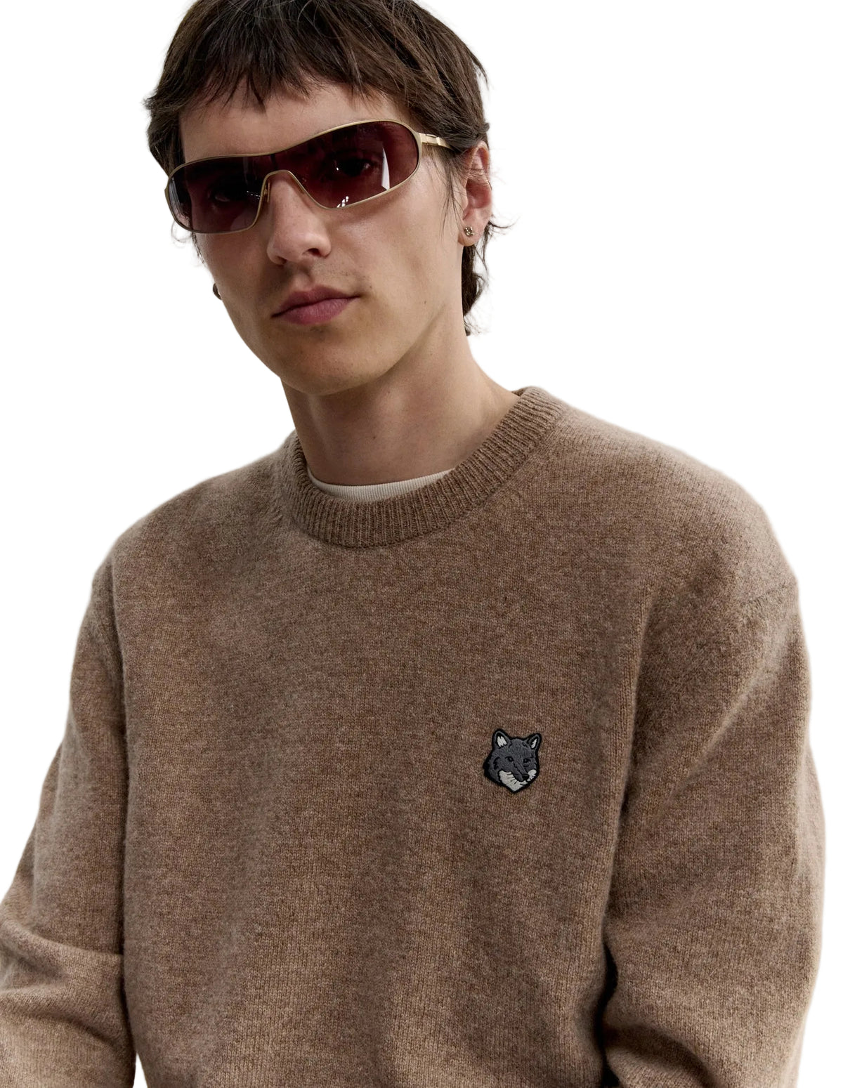 Hombre con gafas de sol y el jersey Maison Kitsuné Fox Head Lambswool beige, plano de medio cuerpo con el parche del zorro en el pecho